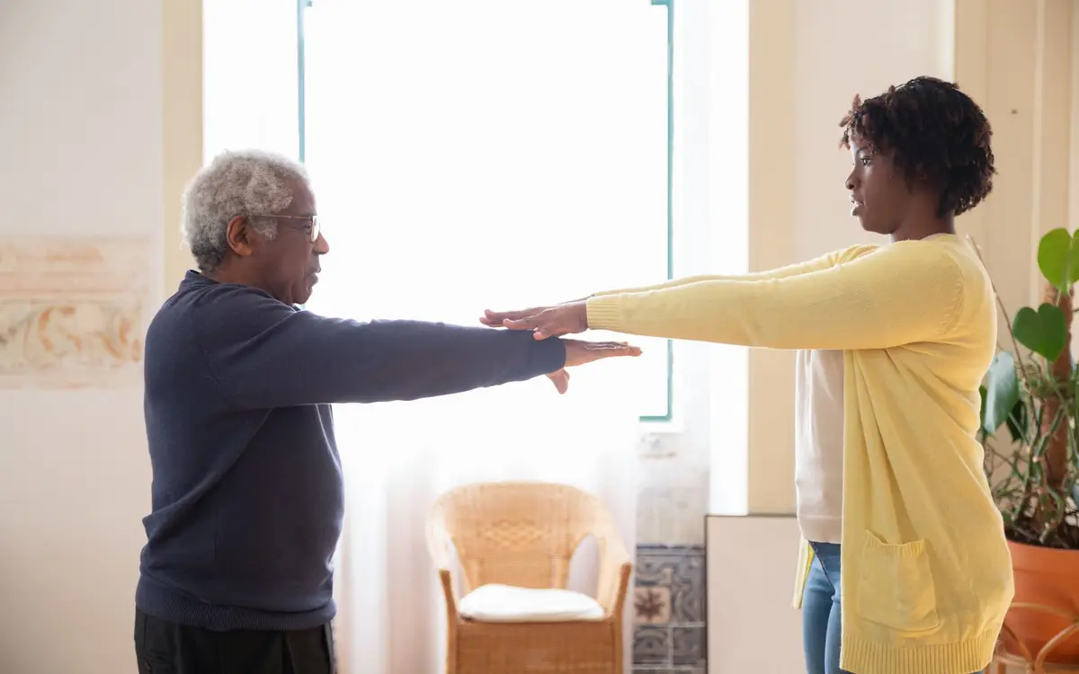 Séance d'exercices guidée auprès d'une personne âgée