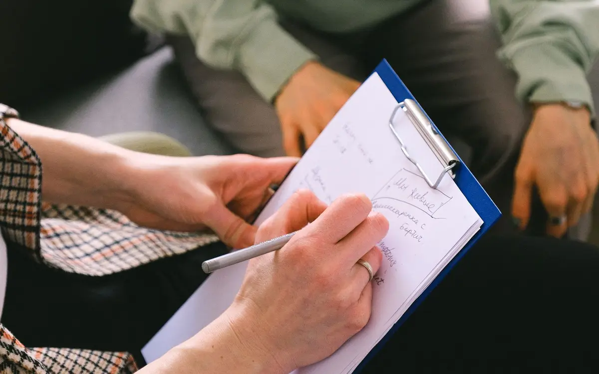 Entretien clinique, prise de notes pendant une consultation