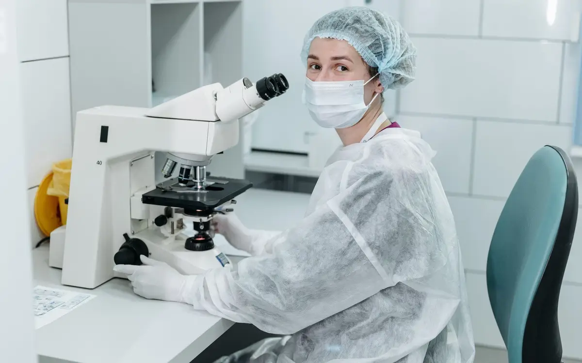 Analyse d'échantillons dans un laboratoire