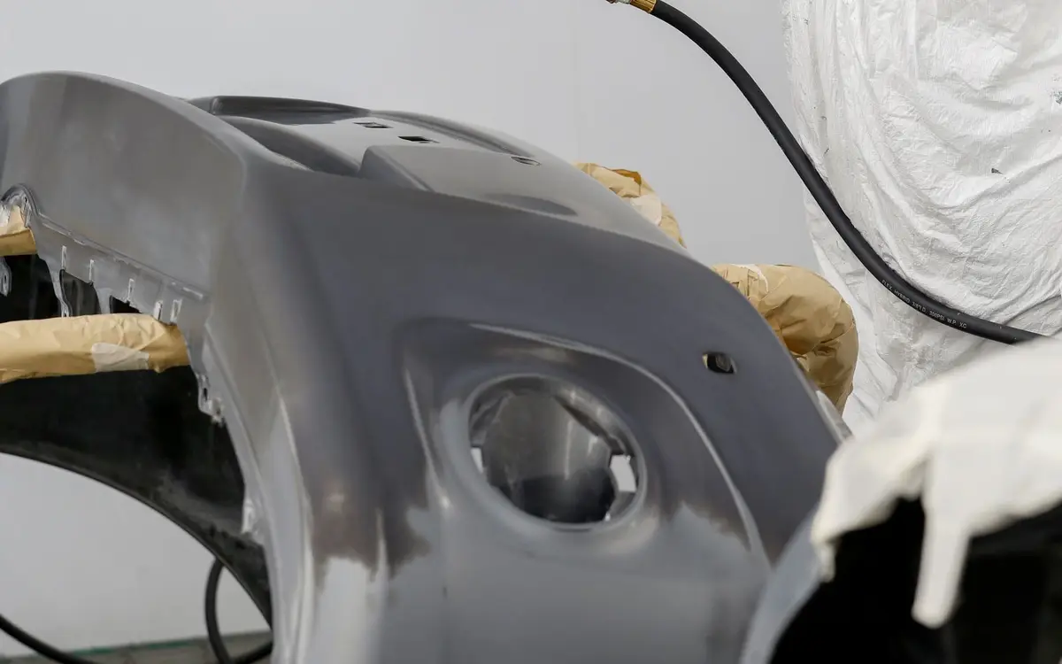 Mise en peinture d'une carrosserie en cabine