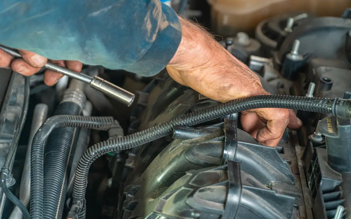 Réparation d'un moteur de voiture en atelier