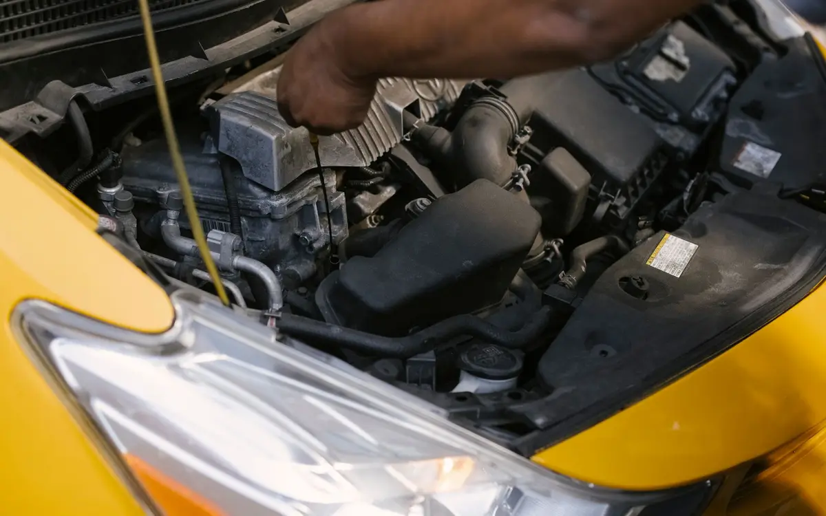 Révision d'un moteur en atelier de réparation