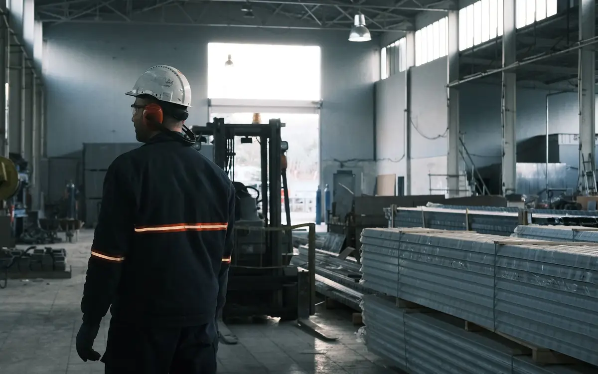Opérateur au poste de production dans une usine