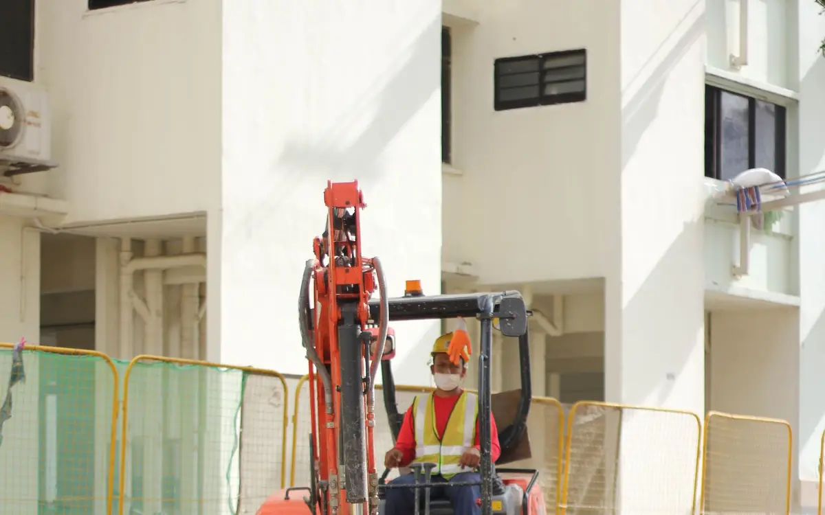 Conduite d'une pelle sur un chantier de terrassement