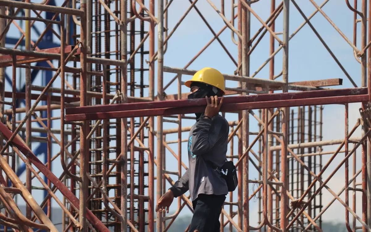 Montage d'éléments de structure métallique sur chantier