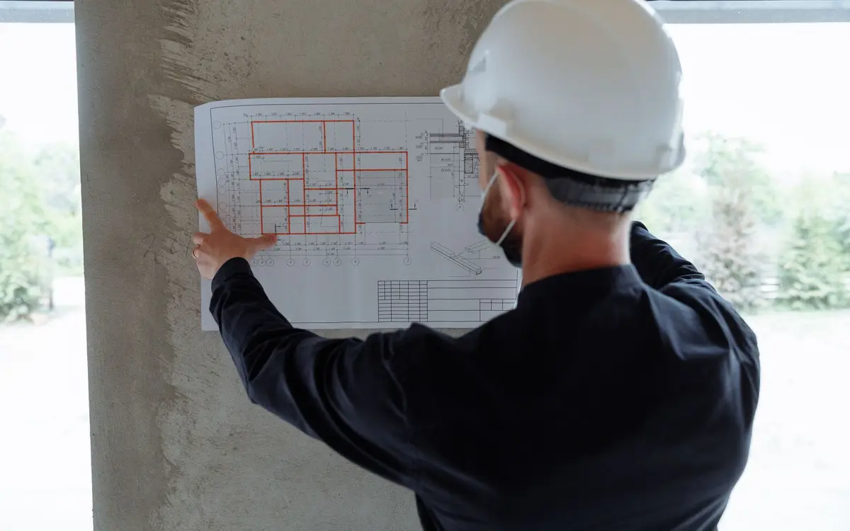 Lecture de plans sur un chantier