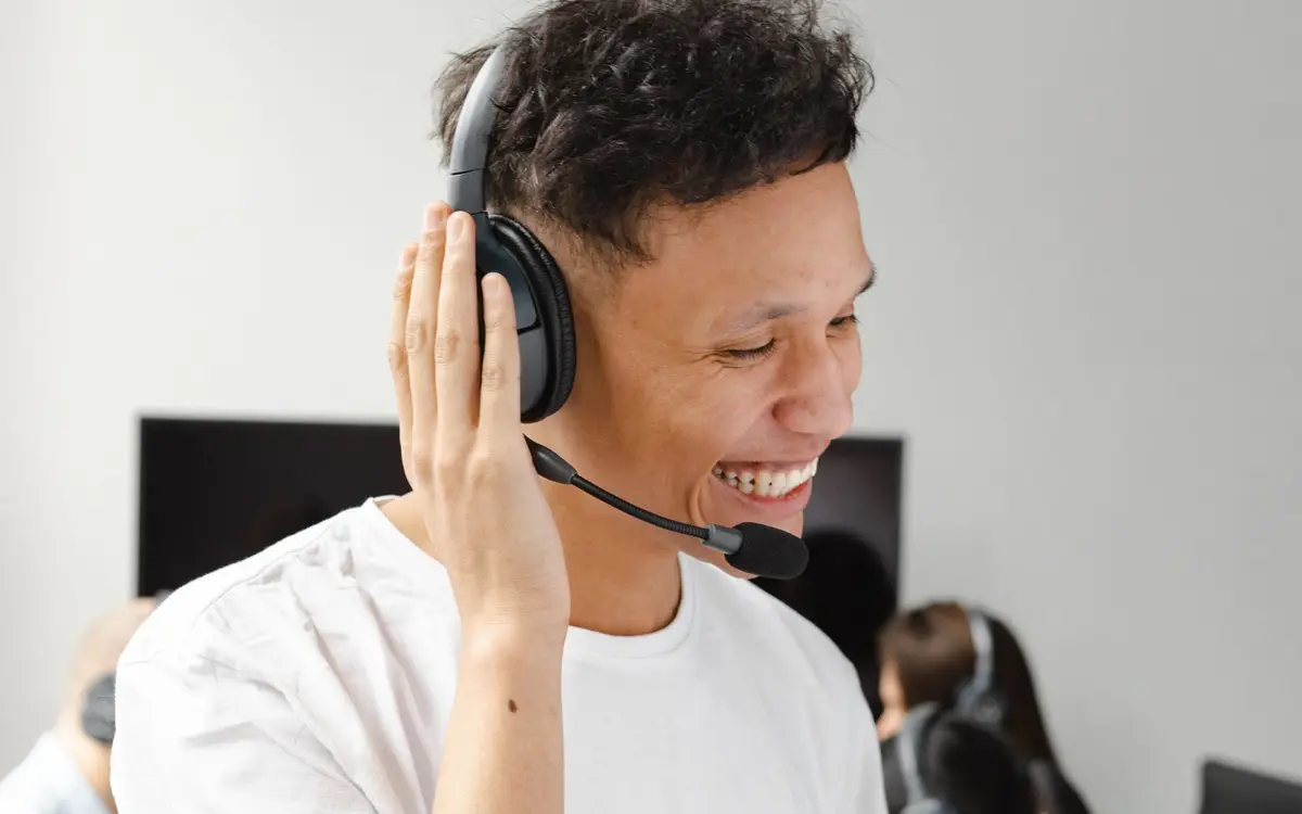 Assistance utilisateur au téléphone depuis un poste équipé
