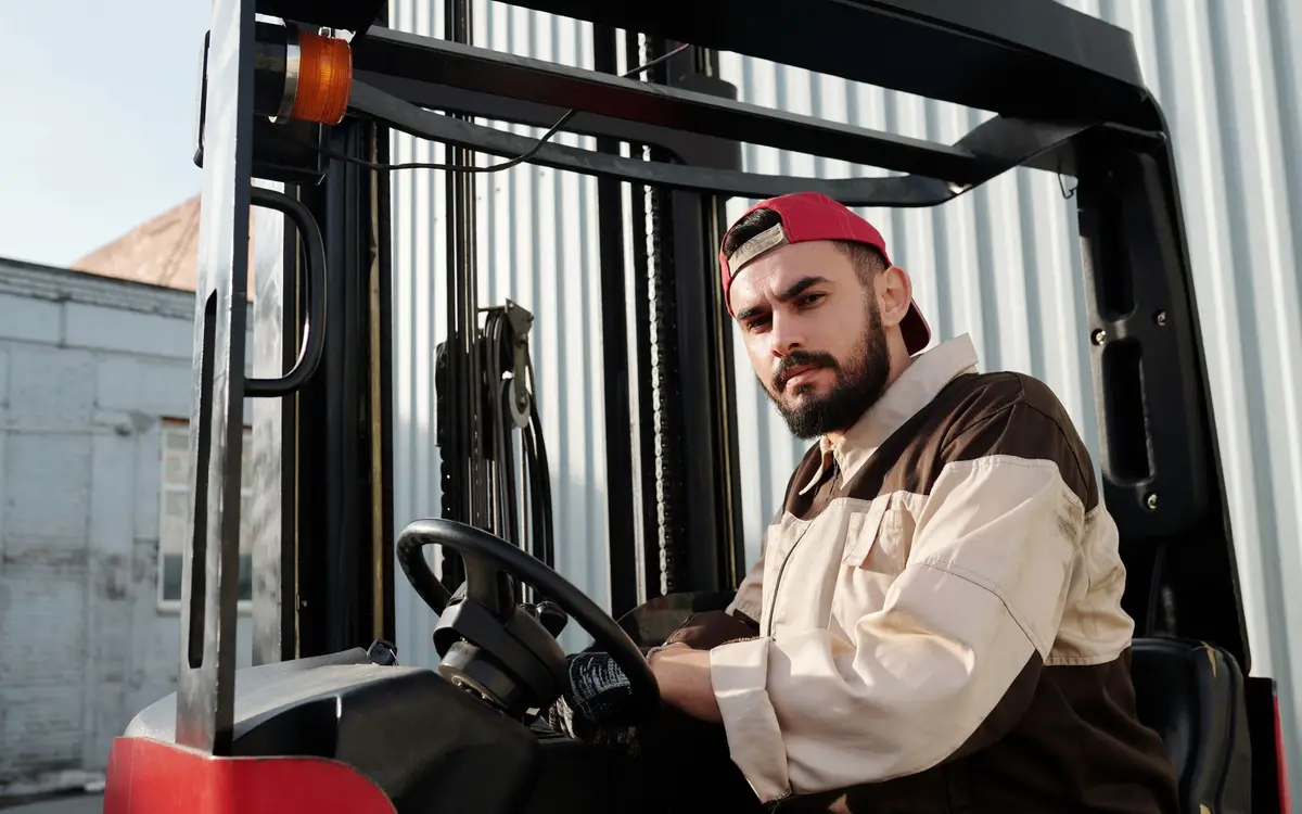 Conduite d'un chariot élévateur en entrepôt