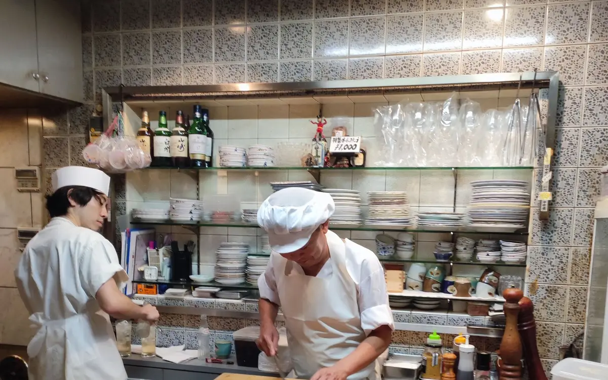 Chefs en préparation dans une cuisine professionnelle