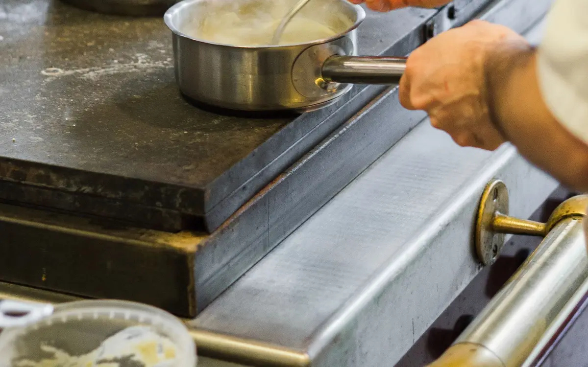 Travail de préparation au poste froid d'une cuisine