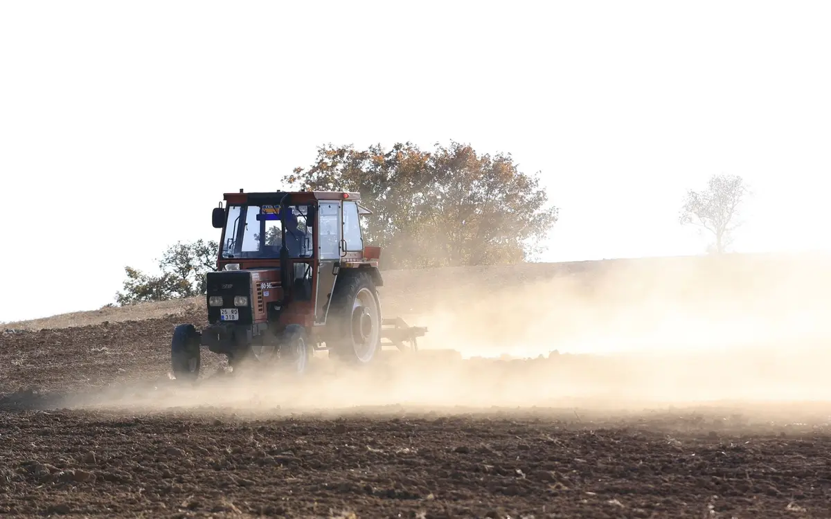 Travail du sol au tracteur