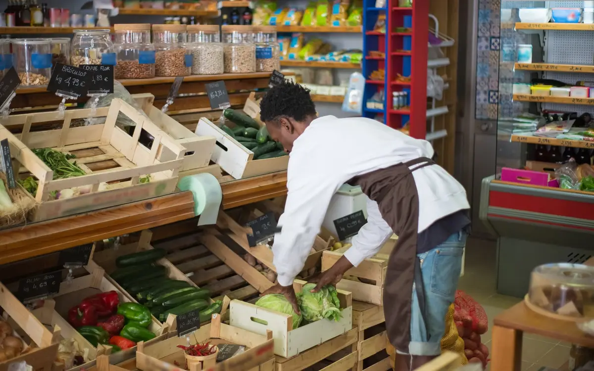 Mise en rayon dans un commerce alimentaire