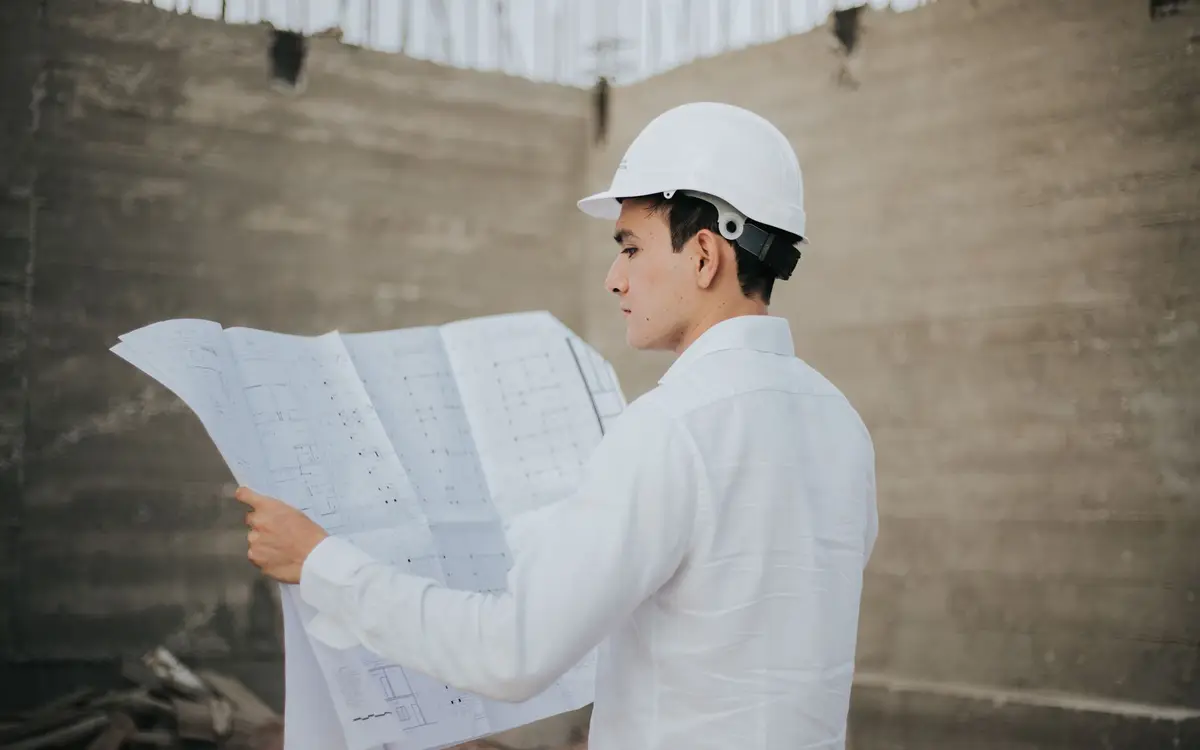Vérification d'un plan sur un chantier