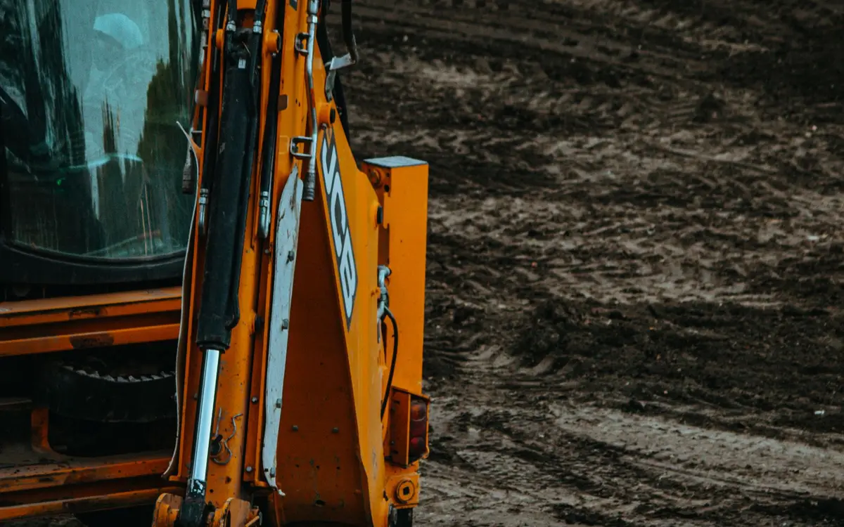 Engin de terrassement en action sur un chantier