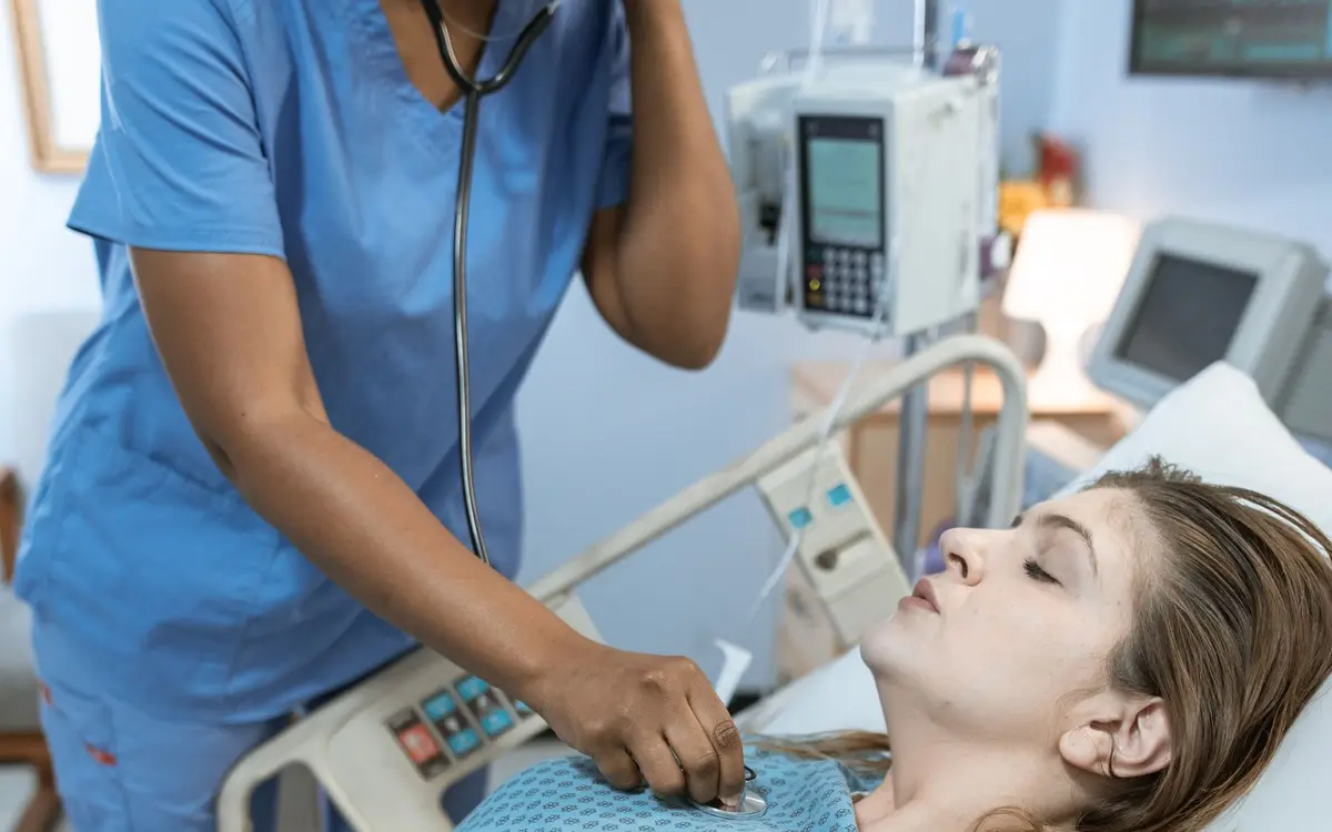 Soins prodigués à une personne alitée dans un service de soins