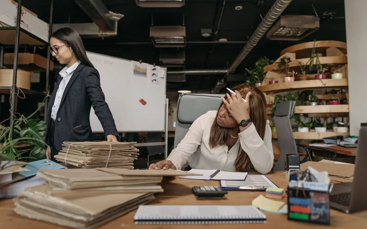 Travail sur dossiers dans un bureau administratif