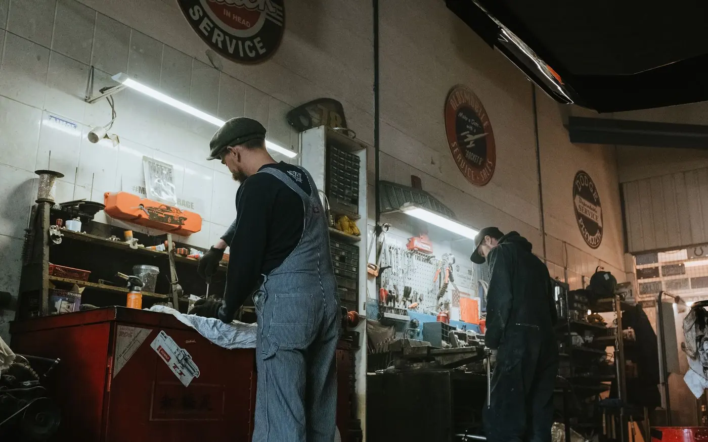 Mécaniciens au travail dans un atelier de réparation automobile