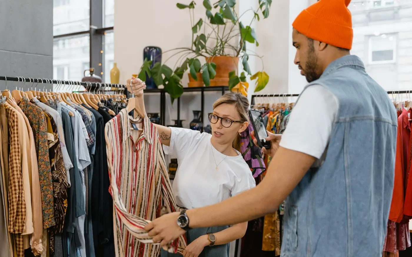 Conseil à un client dans un magasin