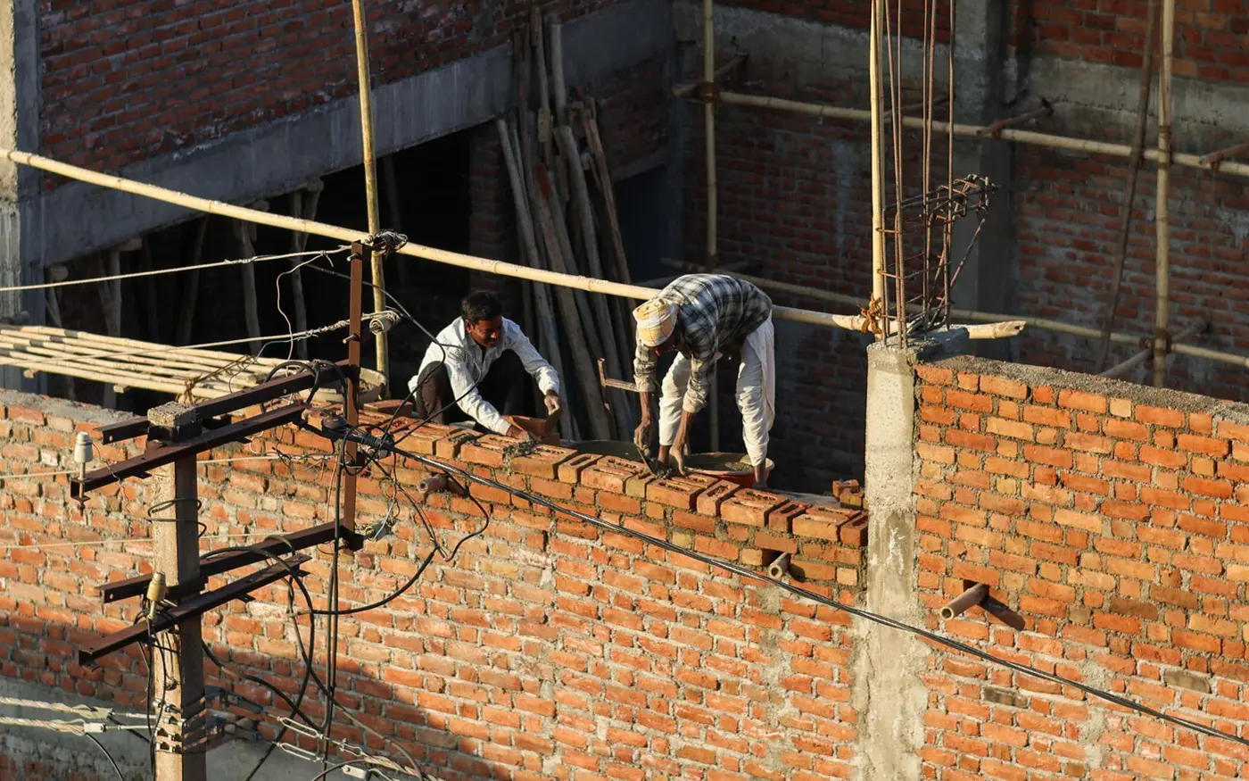 Maçons montant un mur sur un chantier de construction