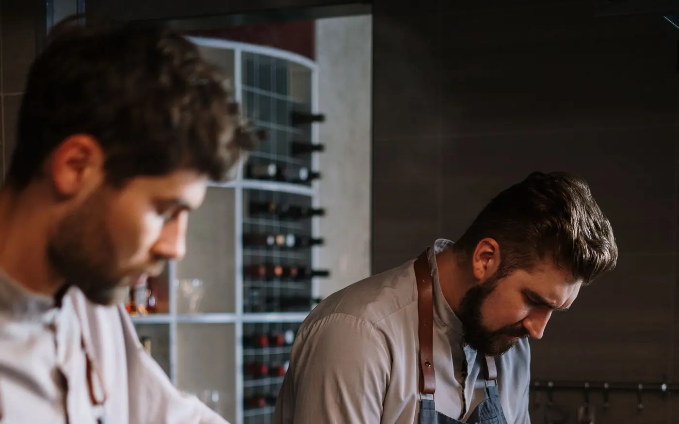Cuisiniers en préparation dans une cuisine professionnelle