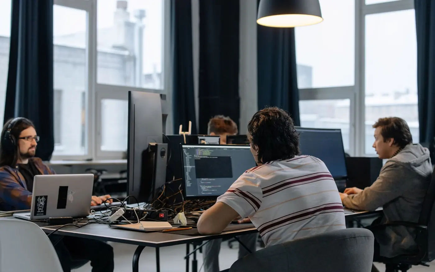 Développeurs travaillant sur ordinateur dans un bureau