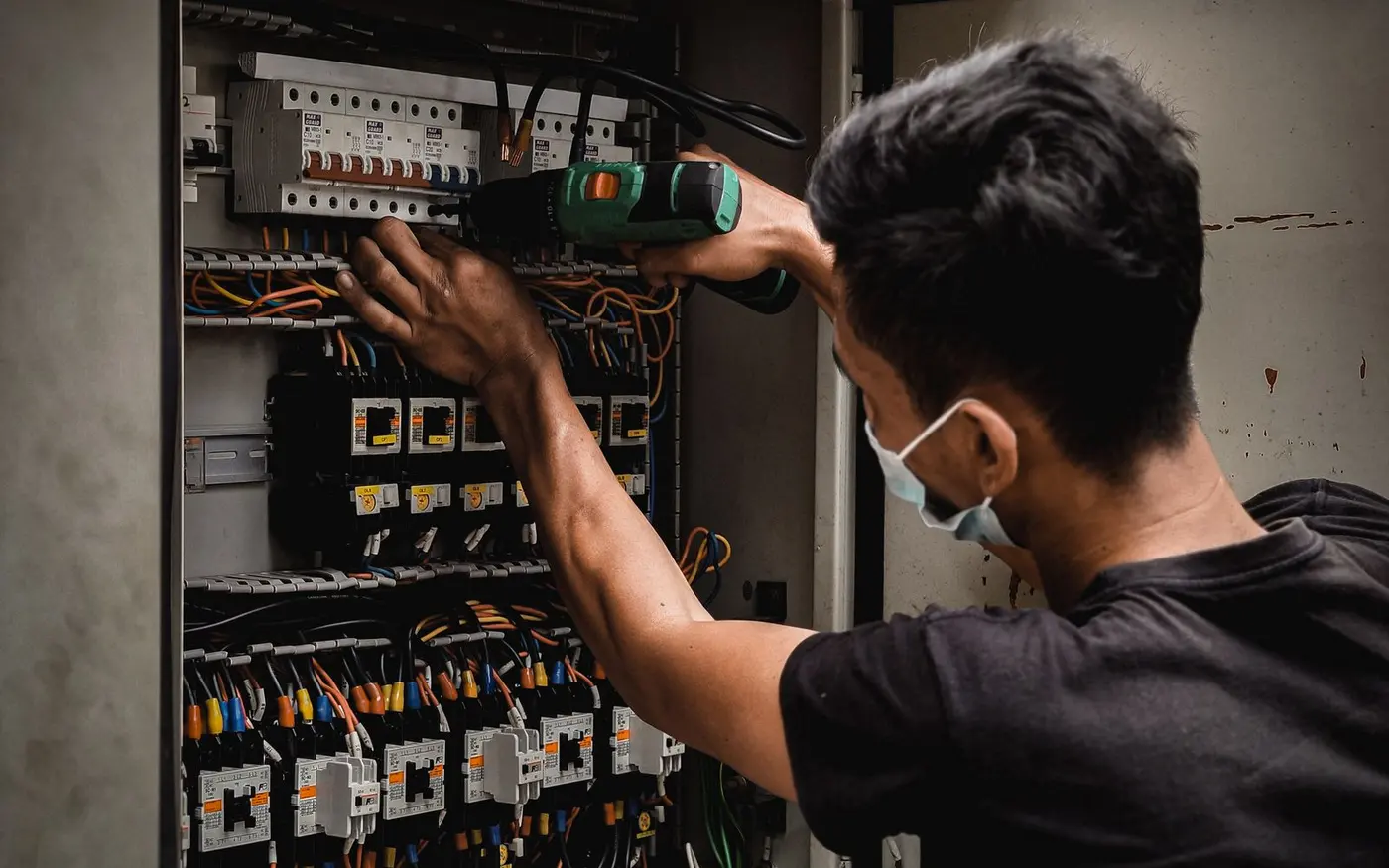 Technicien intervenant sur un tableau électrique