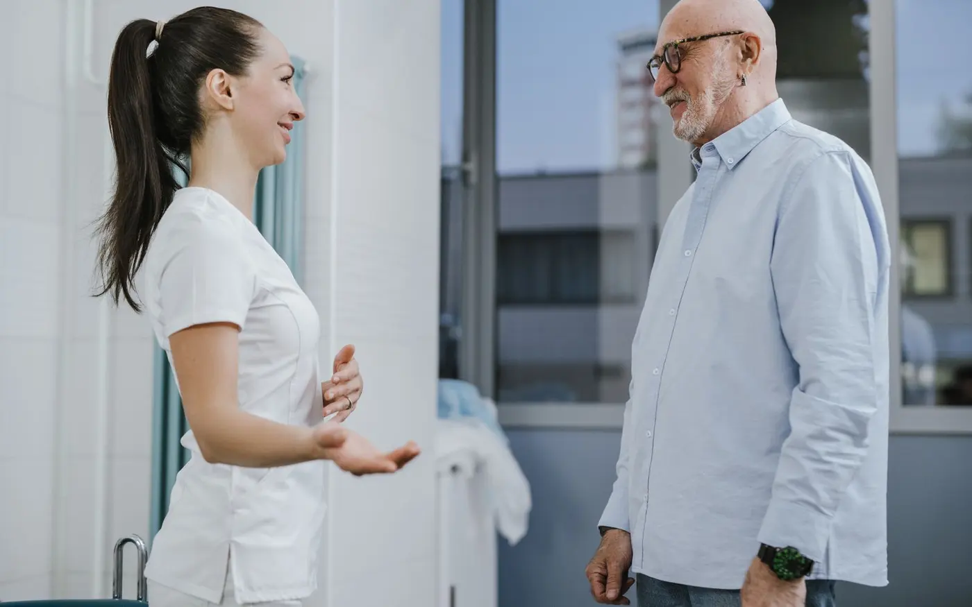 Soignante en échange avec une personne âgée dans un établissement de soin