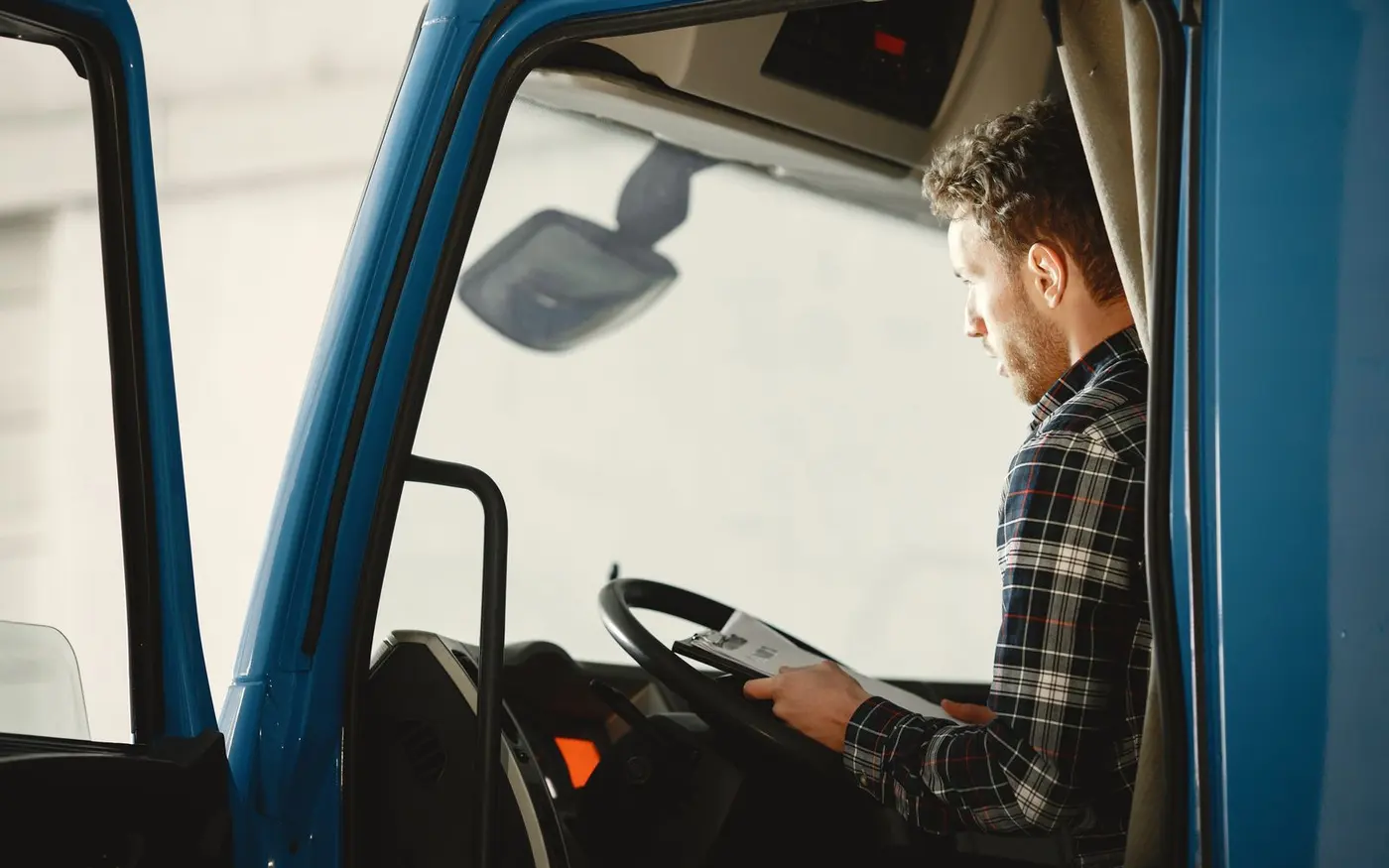 Conducteur au poste de conduite d'un véhicule de transport