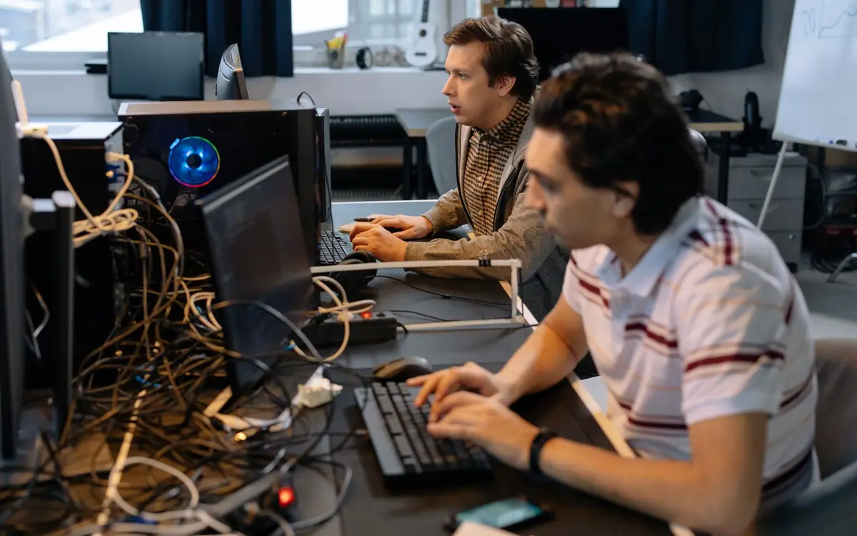 Travail de développement en équipe dans un bureau
