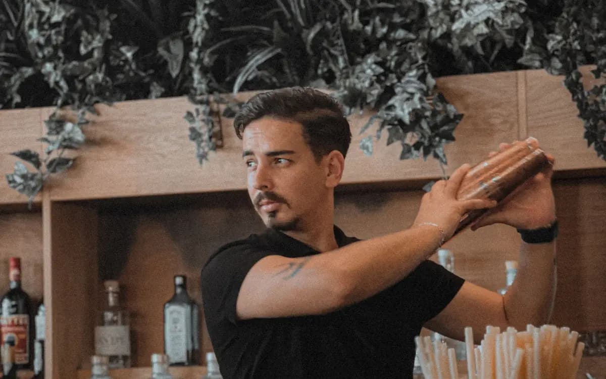 Préparation de boissons au comptoir d'un bar
