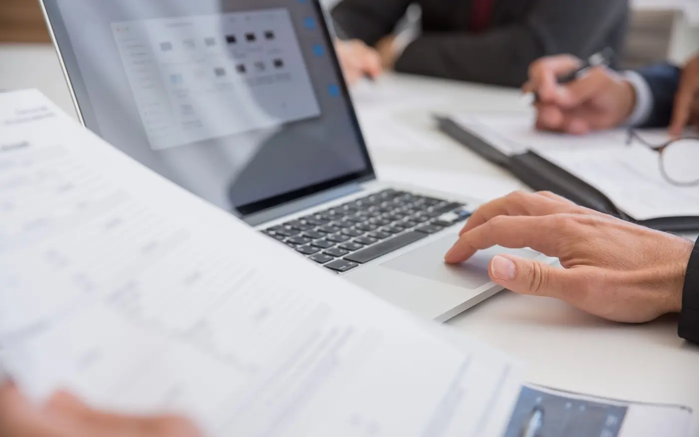 Documents et ordinateur portable sur un plan de travail